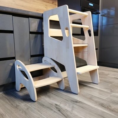 Degraus de madeira clara com acabamento liso em cozinha cinza e madeira