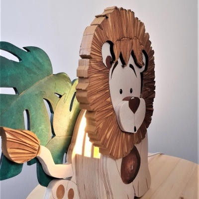 Abajur de madeira em forma de leão com folhas verdes e texturas detalhadas
