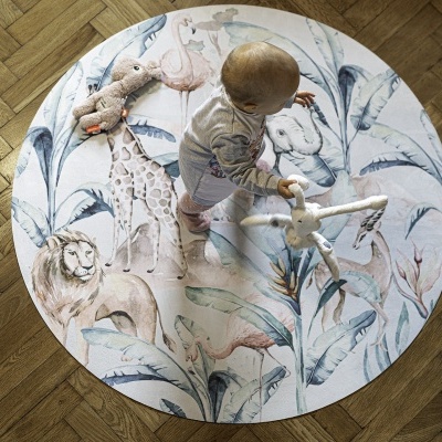 Tapete redondo infantil com padrão de animais da selva e criança a brincar