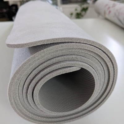 Rolo de tapete cinzento claro com textura suave