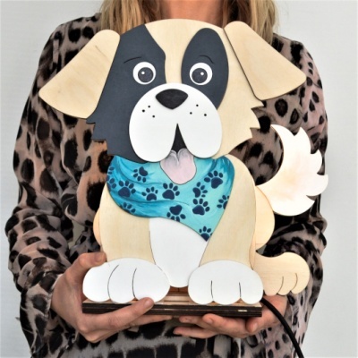 Figura decorativa de cão em madeira pintada com lenço azul