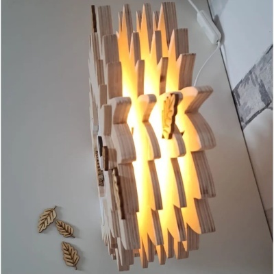 Candeeiro suspenso de madeira clara com forma de folhas iluminadas