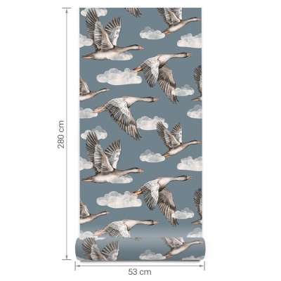 Rolo de papel de parede com padrão de gansos voando e nuvens sobre fundo azul