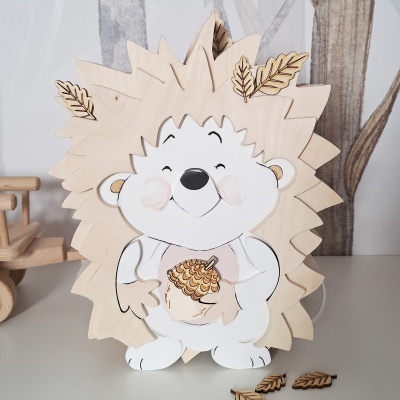 Decoração de madeira em forma de ouriço branco com bolota castanha e folhas decorativas