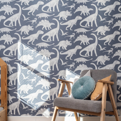 Papel de parede azul com dinossauros brancos e cadeira com almofadas