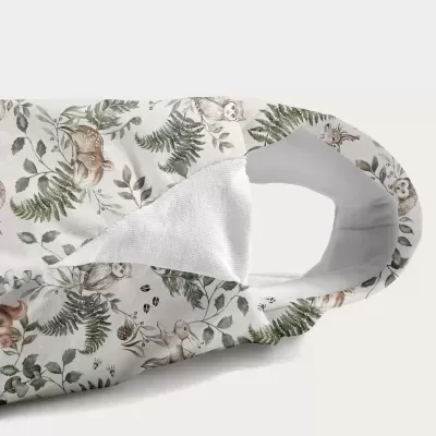 Carrinho de bebé com padrão de animais da floresta e folhagem, interior branco macio