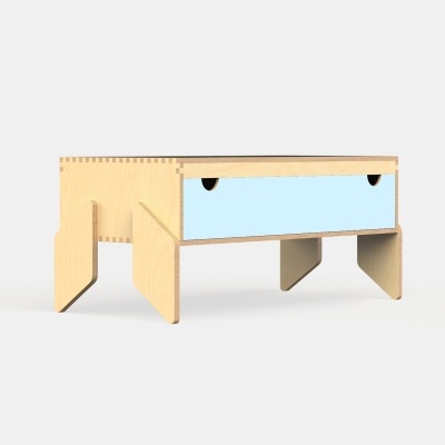 Mesa de centro em madeira clara com gaveta azul