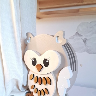 Abajur de madeira em forma de coruja com detalhes pintados