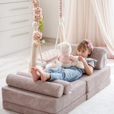 Espuma modular rosa com menina e peluche num quarto infantil com baloiço e flores