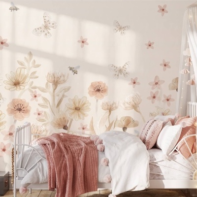 Quarto infantil com cama metálica branca, manta rosa e papel de parede floral e borboletas