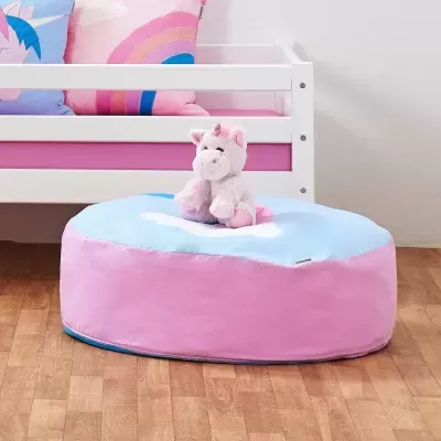 Pufe azul e rosa com peluche de unicórnio em quarto infantil