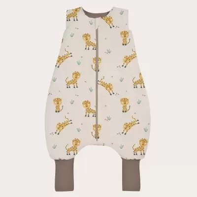 Saco de dormir para bebé com padrão de leopardos amarelos sobre fundo creme