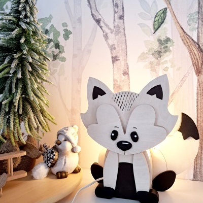 Abajur infantil raposa cinza com árvore de Natal decorativa e figura de pássaro branca