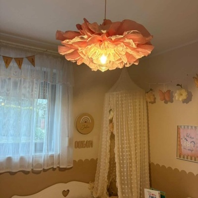 Lustre em tecido rosa pendurado no tecto com decoração infantil