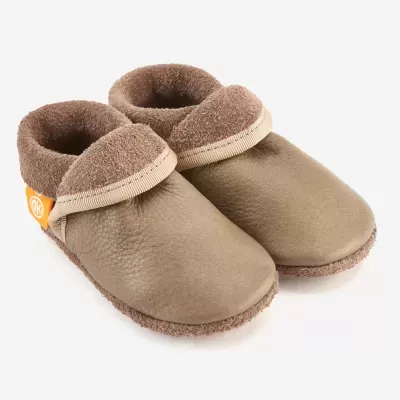Sapatinhos de bebé castanhos em pele com interior felpudo