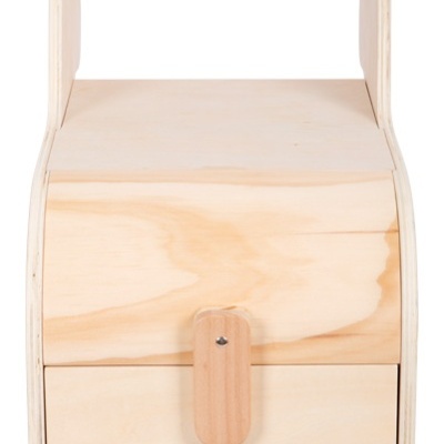 Carrinho de brinquedo de madeira clara com rodas pretas e alça