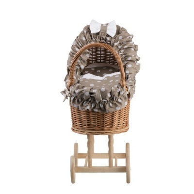 Carrinho de bebê em vime com estofamento castanho com bolinhas brancas