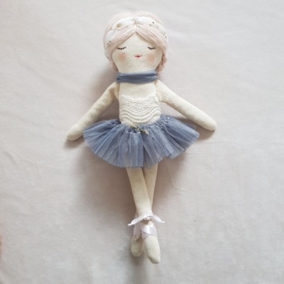 Boneca de pano com saia azul e cabelo branco