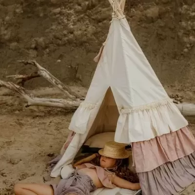 Tenda infantil de tecido com criança a descansar