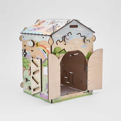 Casinha infantil em madeira com desenhos coloridos e portas abertas