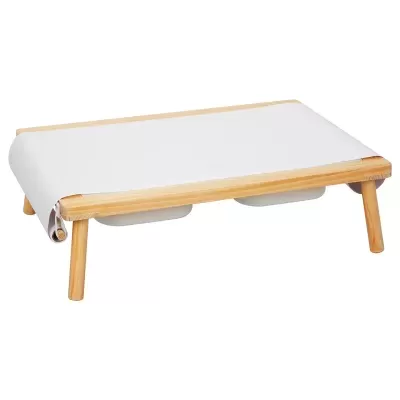 Mesa pequena de madeira com tampo branco e pernas inclinadas