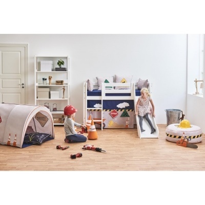 Quarto infantil com cama branca elevada e escorrega, brinquedos de construção e tenda cinza