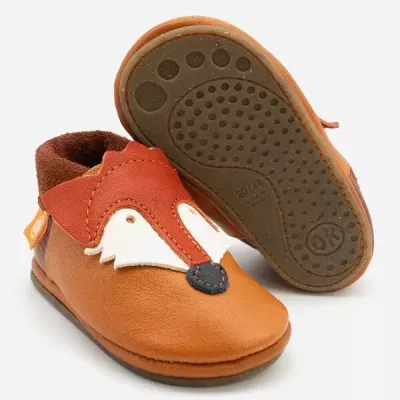 Sapatos infantis de couro com design de raposa e sola antiderrapante