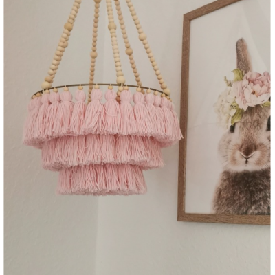 Candeeiro suspenso de franjas rosa com contas de madeira