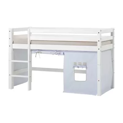 Cama infantil alta branca em madeira com tecido azul claro na parte inferior