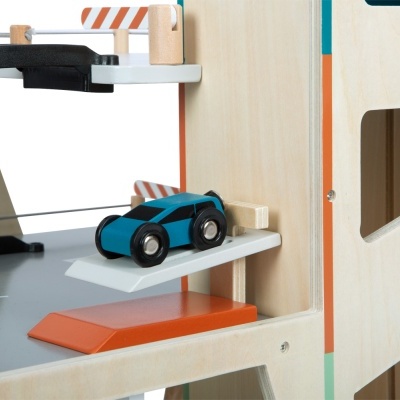 Parque de estacionamento de brinquedo em madeira com um carro azul