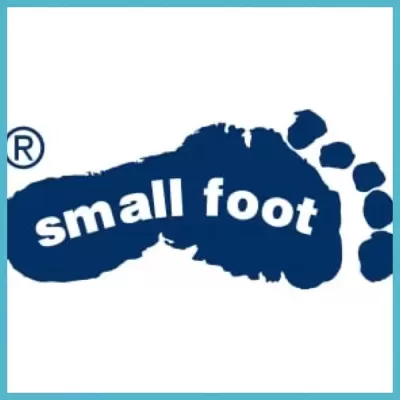 Logótipo formato de pegada azul com texto 'small foot' em branco