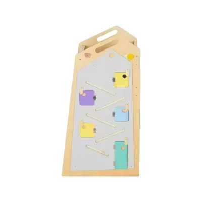 Painel de madeira com cinco portas coloridas e ranhuras diagonais para bolas