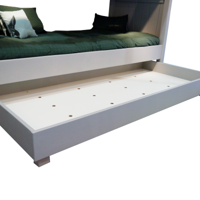 Cama de solteiro branca com gaveta de arrumação e almofadas verdes e branca