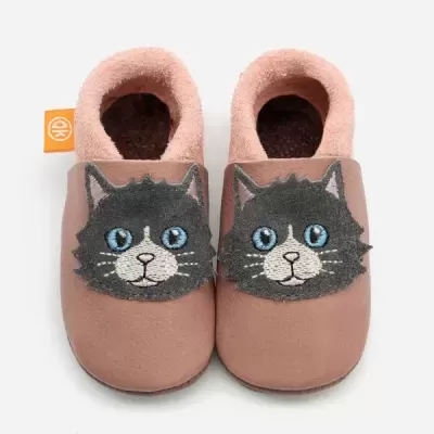 Pantufas cor de rosa com rosto de gato cinzento bordado