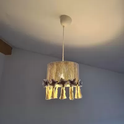Candeeiro de teto pendente com cúpula de tecido branco e franjas decorativas