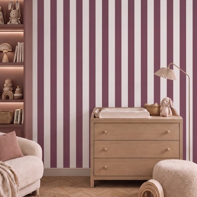 Quarto com papel de parede riscado, móvel de madeira, lâmpada de pé e peluche coelho
