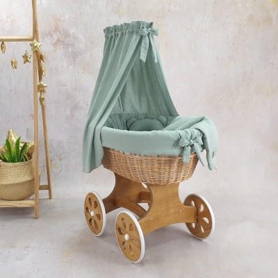 Carrinho de bebé em vime com dossel verde-água e base de madeira com rodas