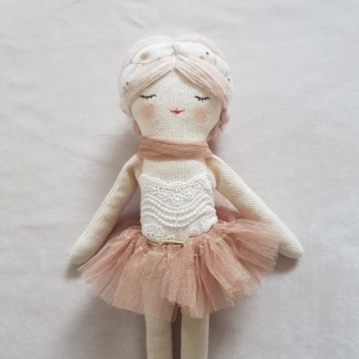 Boneca de tecido com vestido de renda branca e saia de tule rosa