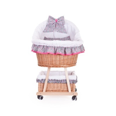 Berço em vime com estrutura de madeira e tecido floral branco e rosa