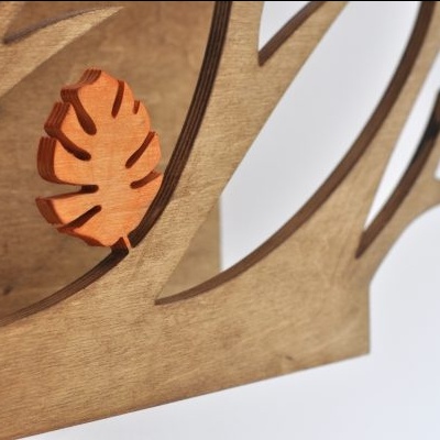 Objeto decorativo em madeira com folha laranja recortada