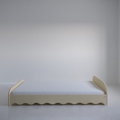 Cama baixa em madeira clara com colchão cinzento numa sala minimalista.