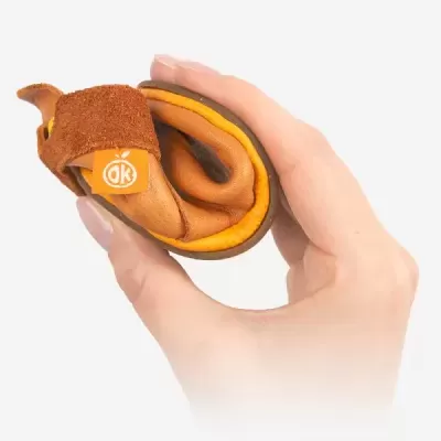 Sapato infantil em pele castanha clara dobrado, etiqueta laranja com texto OK