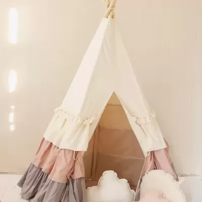 Cabana de criança tipo tenda de tecido colorido com almofadas em forma de nuvem no chão