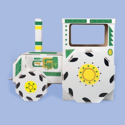 Trator de brinquedo em cartão com padrões verdes, amarelos e pretos sobre fundo azul claro