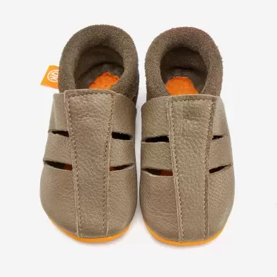 Pantufas de criança bege em pele com interior castanho felpudo e sola laranja