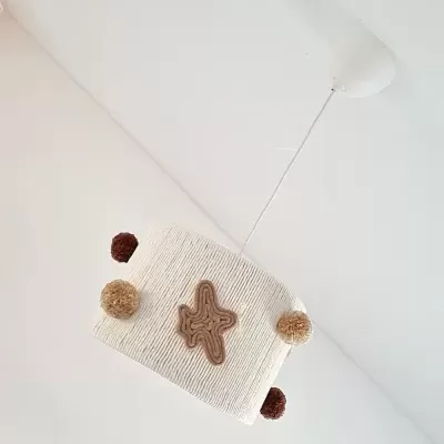 Candeeiro de tecto branco com pompons castanhos e bege e aplicação decorativa castanha
