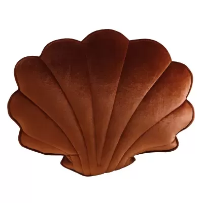 Almofada decorativa em forma de concha castanho-alaranjada em fundo branco