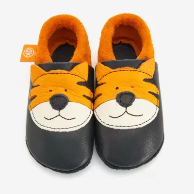 Pantufas infantis azul marinho com rosto de tigre em couro laranja e interior felpudo laranja