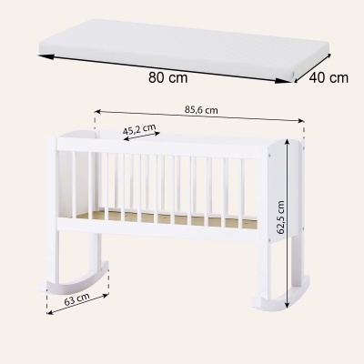 Berço branco de madeira com barras verticais e colchão branco ao lado, vista lateral com medidas em cm