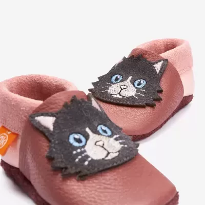 Sapatos de bebé rosas com rosto de gato cinzento bordado